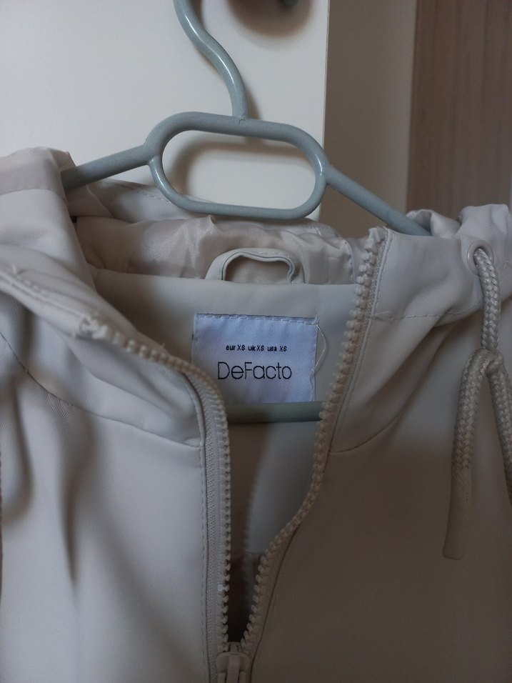 Bej Kapüşonlu Fermuarlı Kadın Yağmurluk - Görsel 3