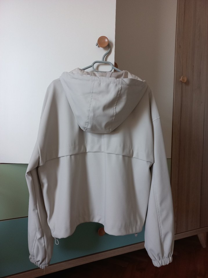 Bej Kapüşonlu Fermuarlı Kadın Yağmurluk - Görsel 4