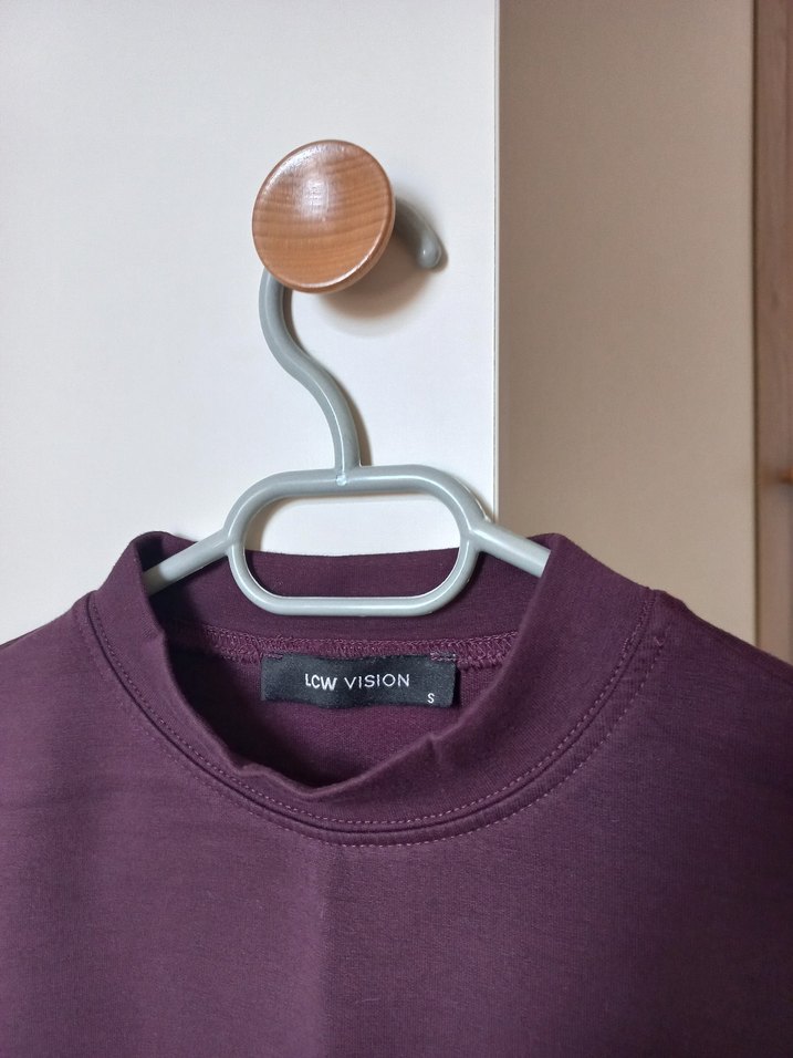 Bordo Dik Yaka Kısa Kollu Kadın Tişört - Görsel 3