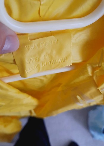 Sarı Kapüşonlu Yağmurluk - Görsel 3