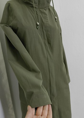Kadın Haki Uzun Kesim Yüksek Yakalı Yağmurluk - Görsel 6