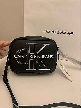 Calvin Klein çapraz askılı çanta