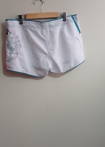 Beyaz Batik Desenli Kemerli Mini Şort - Görsel 3