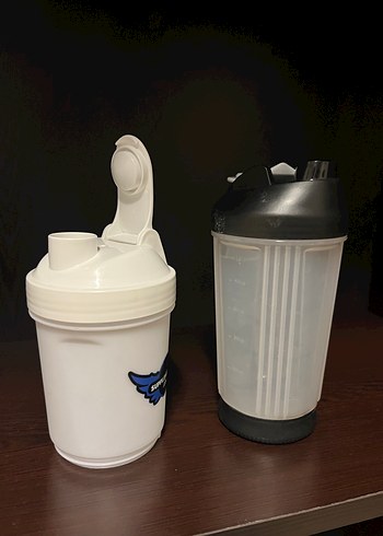 Beyaz Besin Kabı ve Siyah Karıştırıcı Şişe - Görsel 3