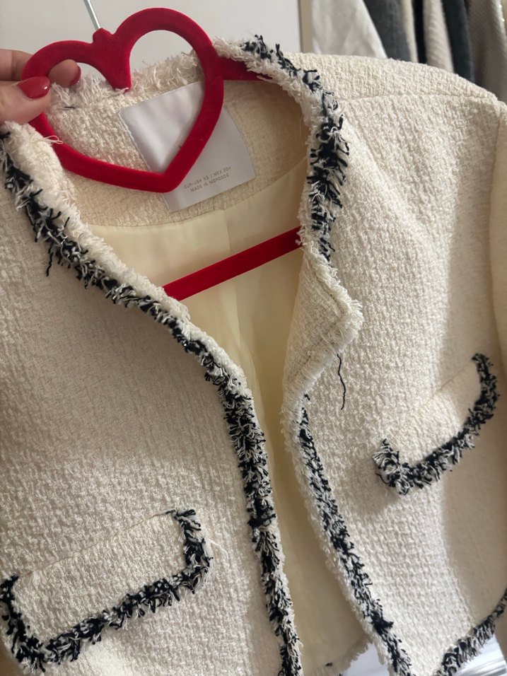 Nakış Detaylı Beyaz Midi Triko Ceket - Görsel 2