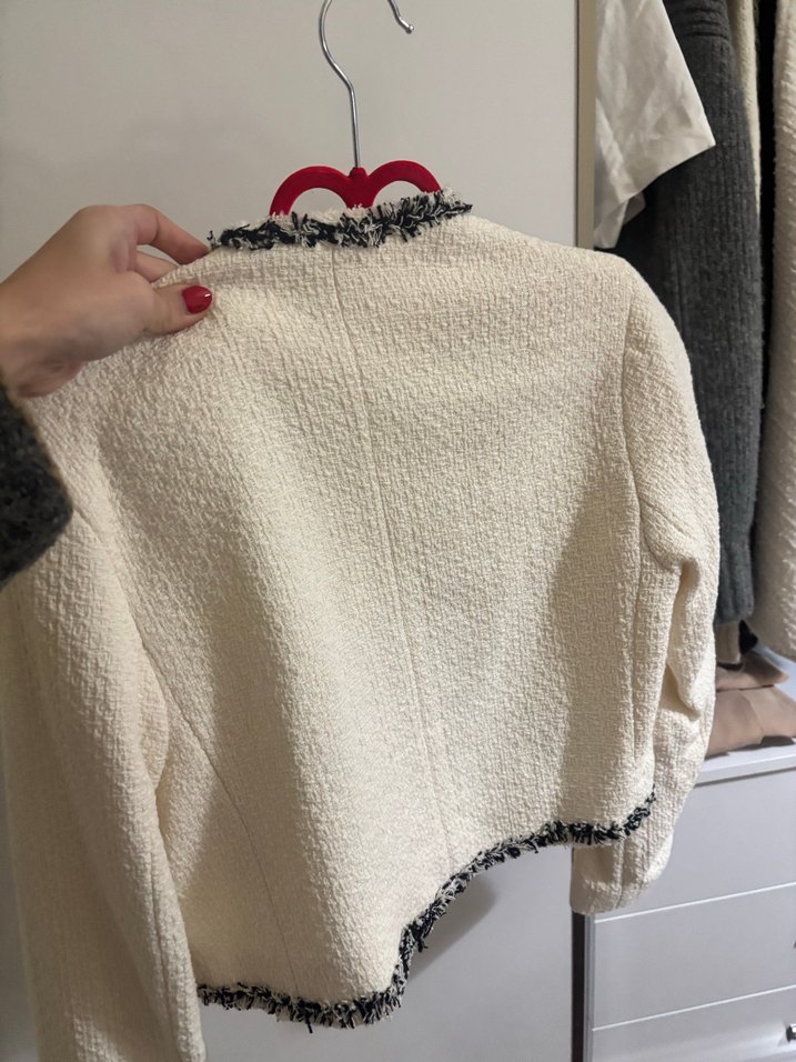 Nakış Detaylı Beyaz Midi Triko Ceket - Görsel 3