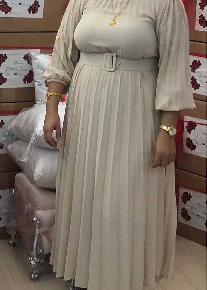 Pileli kemerli elbise - Görsel 2