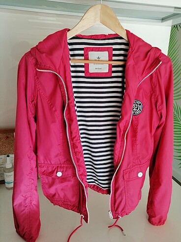 Colin's pembe yağmurluk