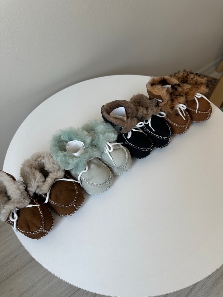 %100 KUZU DERİSİ SİYAH BEBEK PATİK - Görsel 2