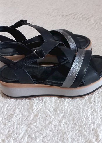 Tokalı Siyah Gri Dolgu Topuklu Kadın Sandalet - Görsel 9