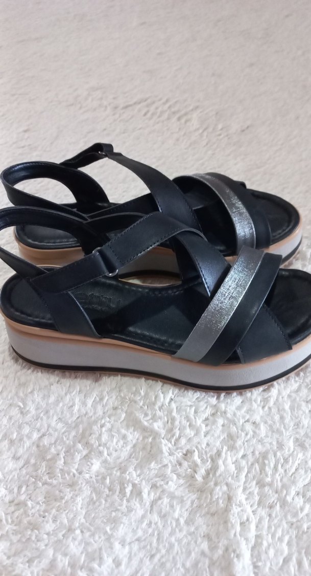 Tokalı Siyah Gri Dolgu Topuklu Kadın Sandalet - Görsel 3