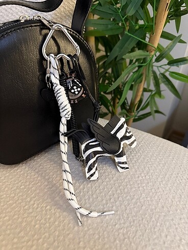 Zebra desenli çanta charmı