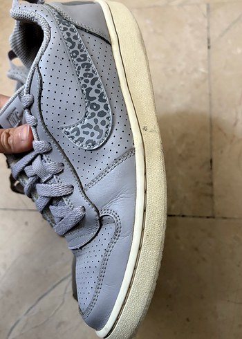 Nike spor ayakkabı
Gri Kadın Spor Ayakkabısı Yılan Desenli - Görsel 3