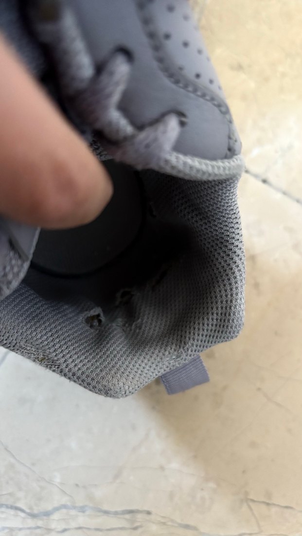 Nike spor ayakkabı 
Gri Kadın Spor Ayakkabısı Yılan Desenli - Görsel 5