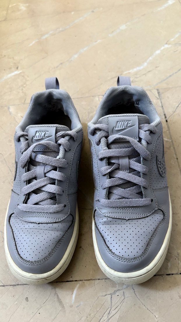 Nike spor ayakkabı 
Gri Kadın Spor Ayakkabısı Yılan Desenli - Görsel 2
