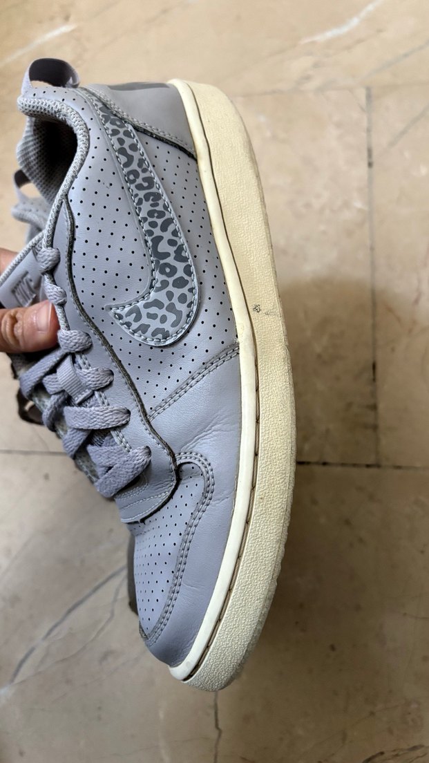 Nike spor ayakkabı 
Gri Kadın Spor Ayakkabısı Yılan Desenli - Görsel 3