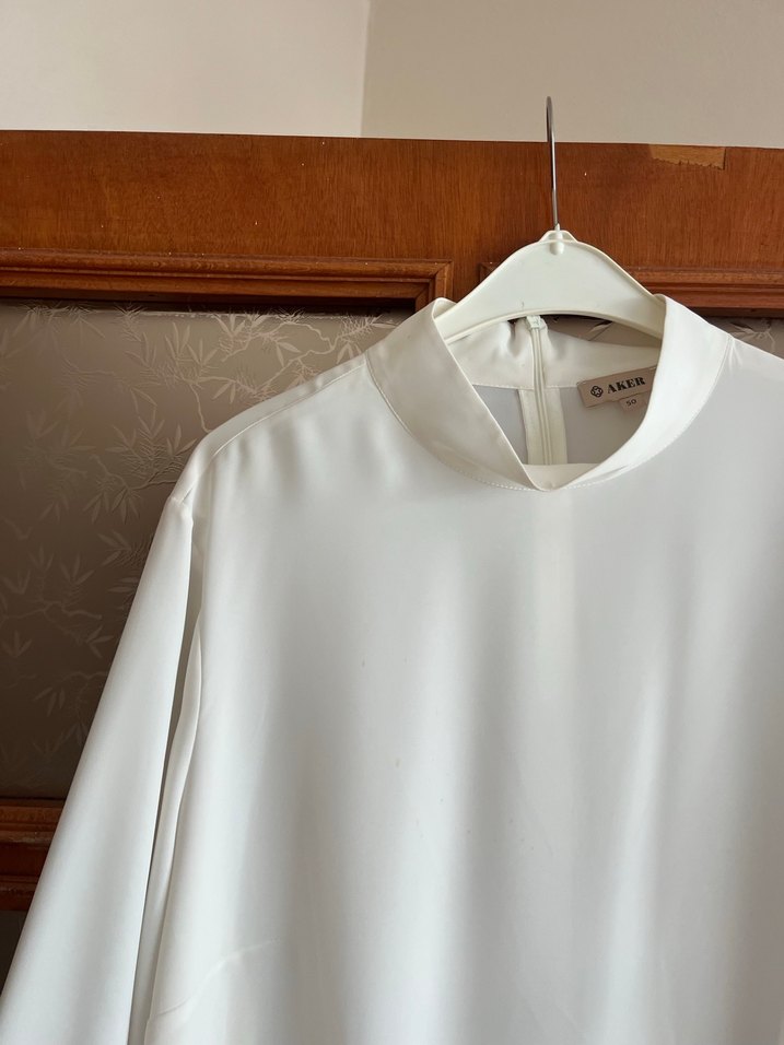 Beyaz Yüksek Yakalı Kadın Bluz - Görsel 5