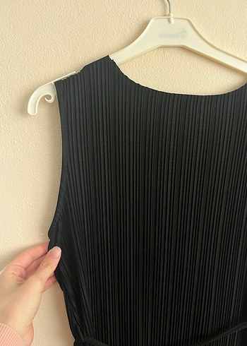 Siyah Piliseli Kolsuz Uzun Elbise - Görsel 2