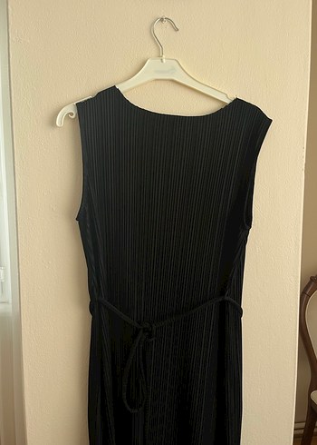 Siyah Piliseli Kolsuz Uzun Elbise - Görsel 3