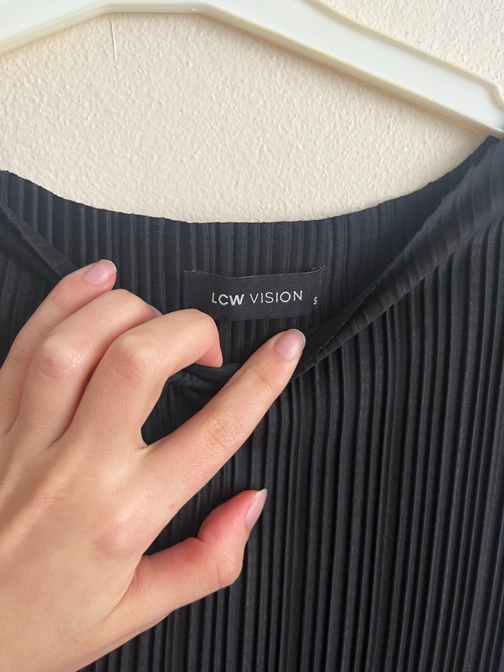 Siyah Piliseli Kolsuz Uzun Elbise - Görsel 4