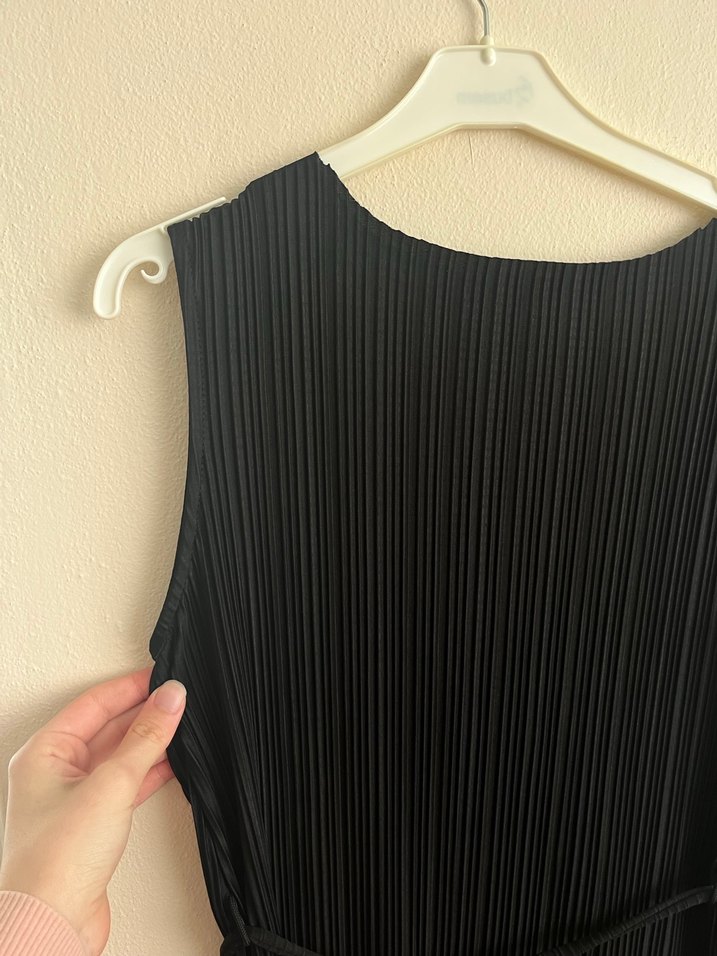 Siyah Piliseli Kolsuz Uzun Elbise - Görsel 2