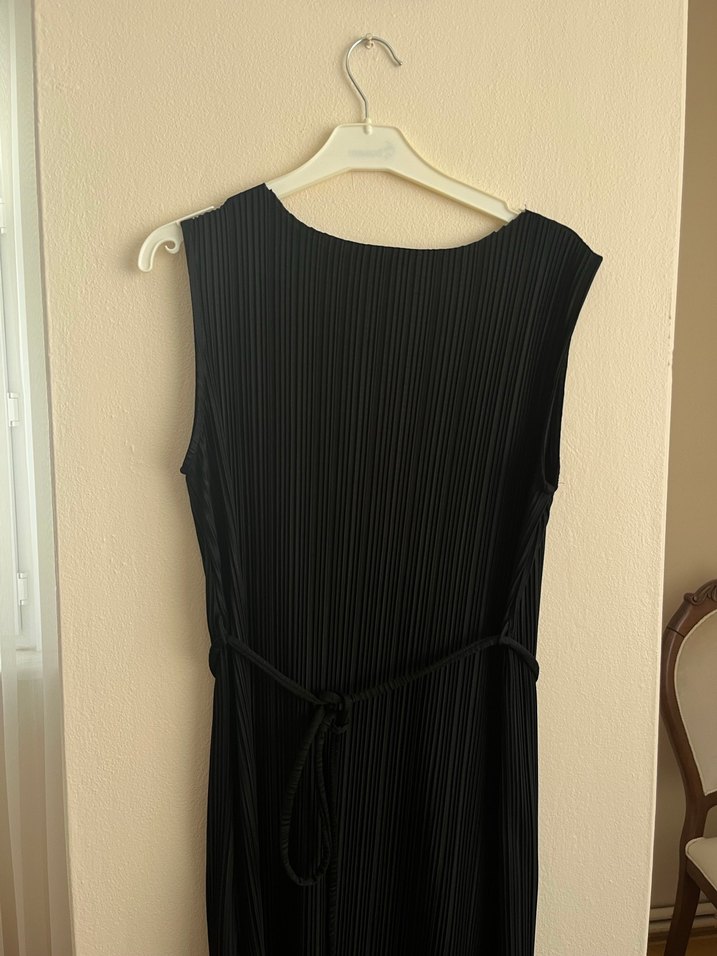 Siyah Piliseli Kolsuz Uzun Elbise - Görsel 3