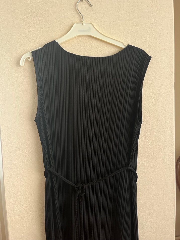 Siyah Piliseli Kolsuz Uzun Elbise - Görsel 5