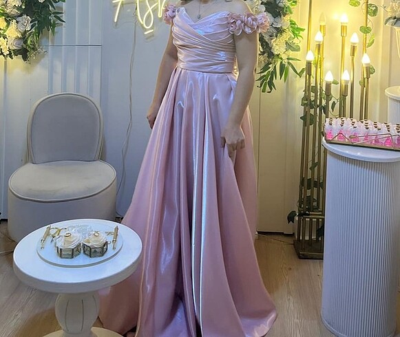 Pembe saten nişan elbisesi