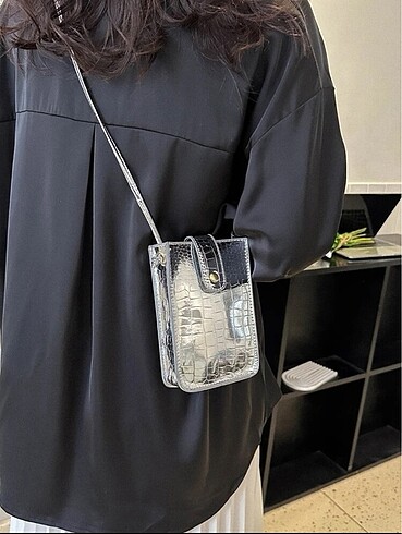 Gri hologram telefon çantası