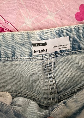 Nakışlı ve Payetli Kadın Kot Şort - Görsel 3