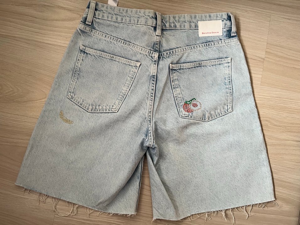 Nakışlı ve Payetli Kadın Kot Şort - Görsel 2