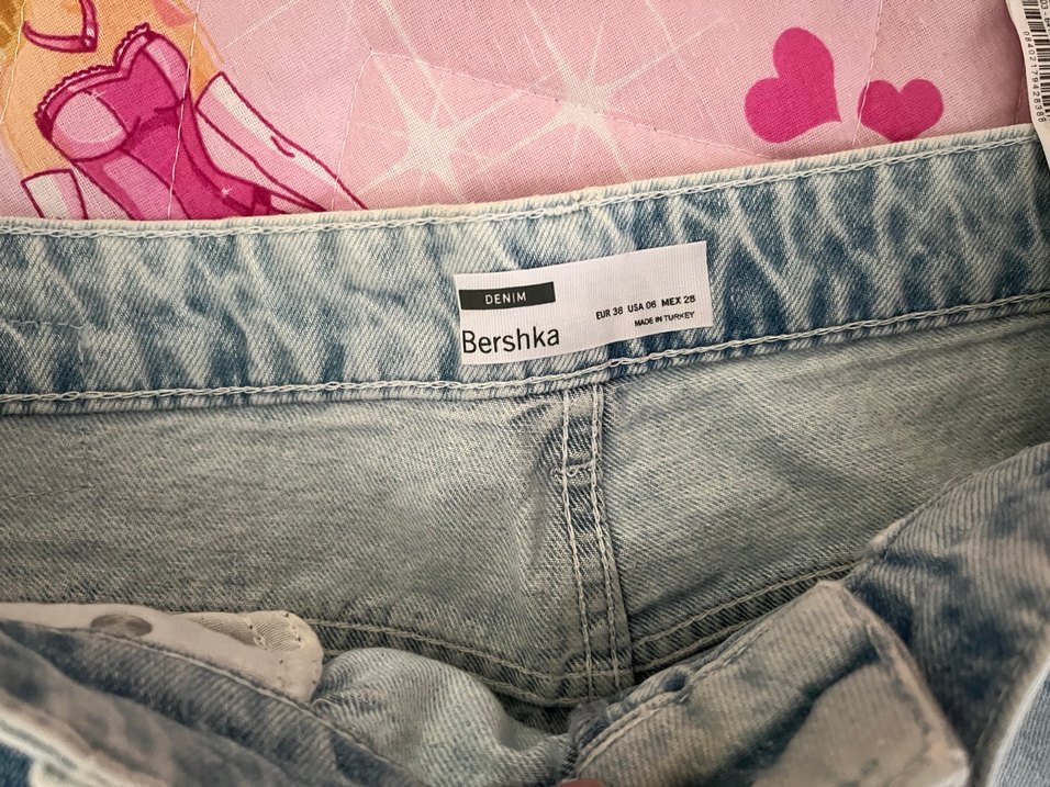 Nakışlı ve Payetli Kadın Kot Şort - Görsel 3