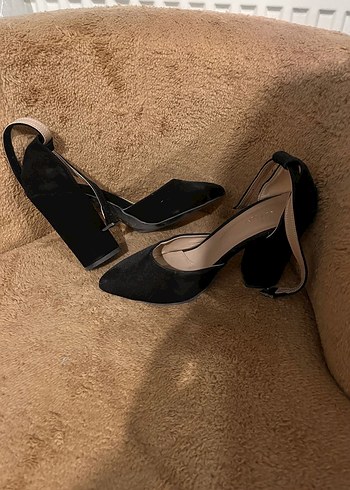 Siyah Süet Stiletto Kemerli Topuklu Kadın Ayakkabı - Görsel 4