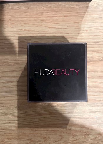 HUDA BEAUTY Koyu Bej Pudra