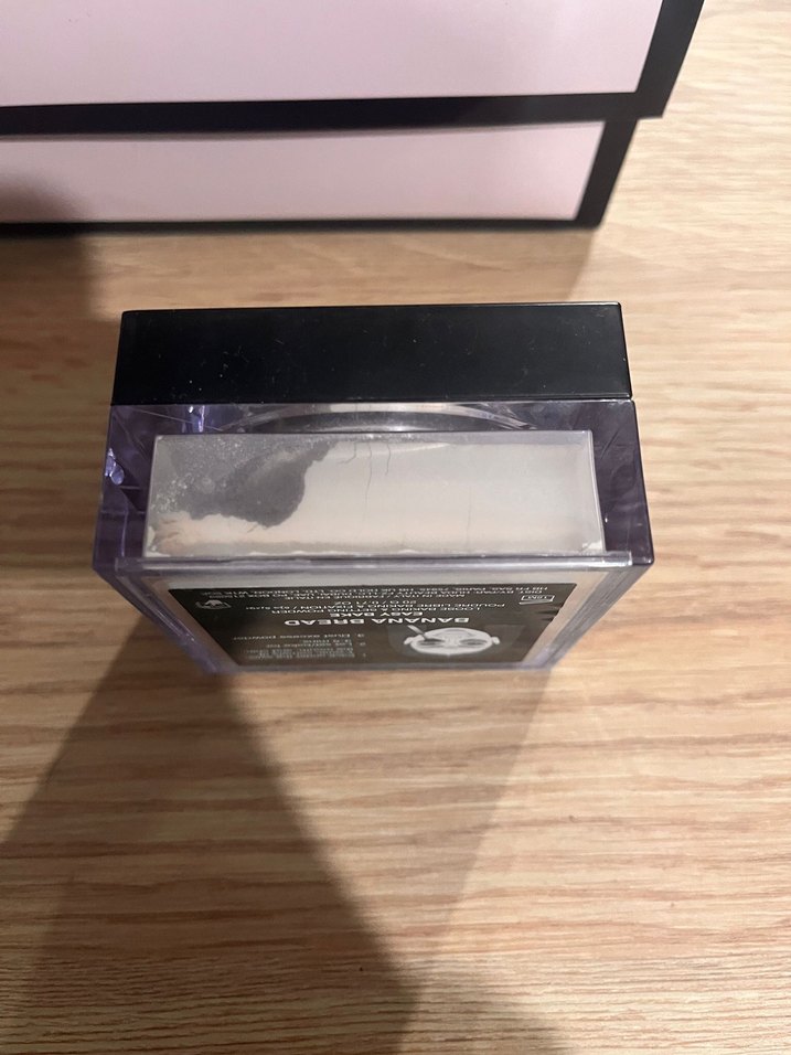 HUDA BEAUTY Koyu Bej Pudra - Görsel 3