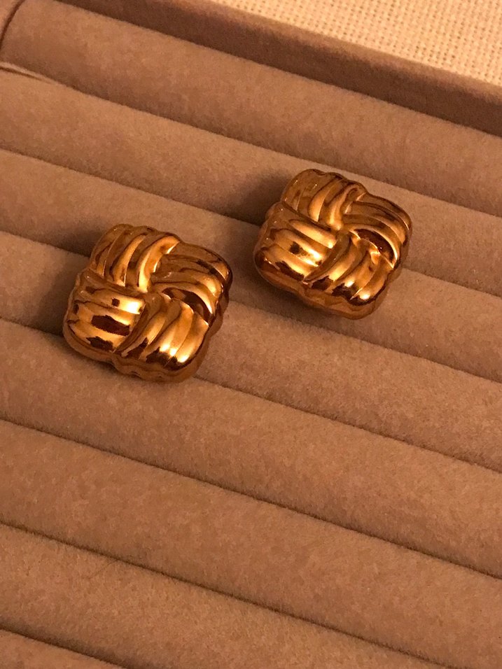 Düğmeli Altın Rengi Vintage Küpe - Görsel 2