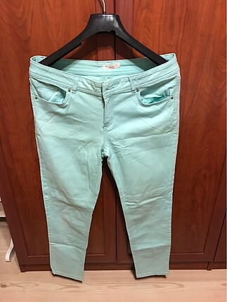 Su yeşili pantolon