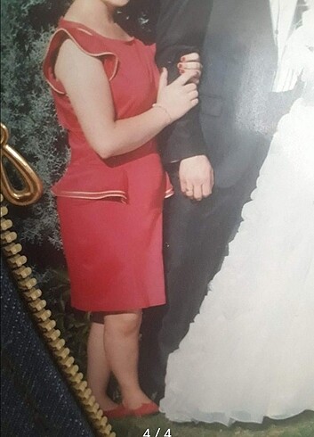m Beden kırmızı Renk 38 beden fuşya abiye.1 kez düğünde giydim .Temiz üründür.