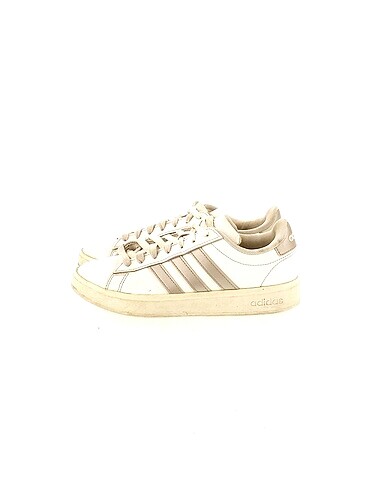 Adidas Spor Ayakkabı %70 İndirimli.