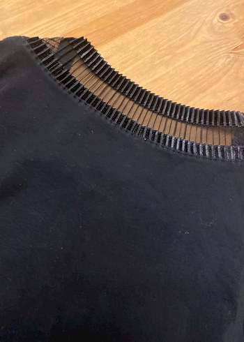 Siyah yaka detaylı Kolsuz Bluz - Görsel 2