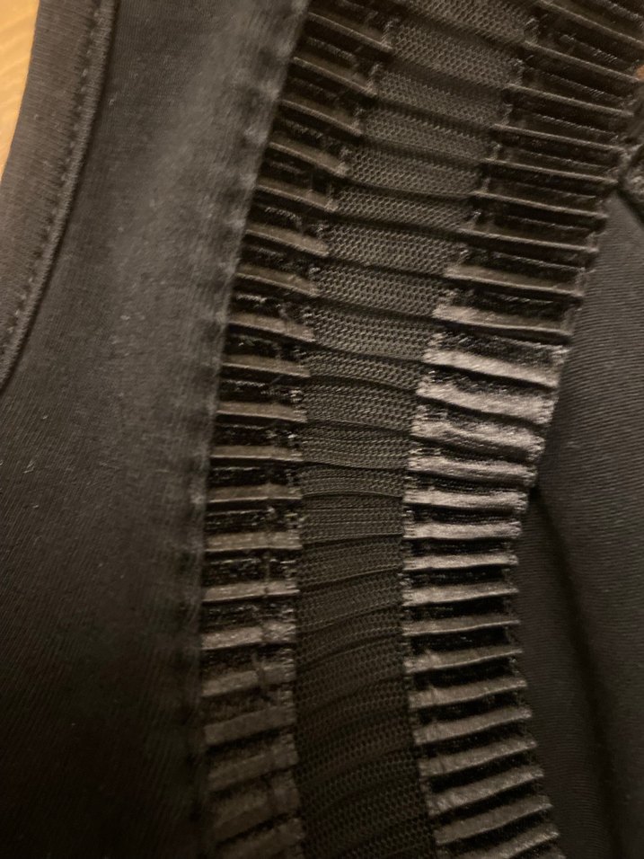 Siyah yaka detaylı Kolsuz Bluz - Görsel 3