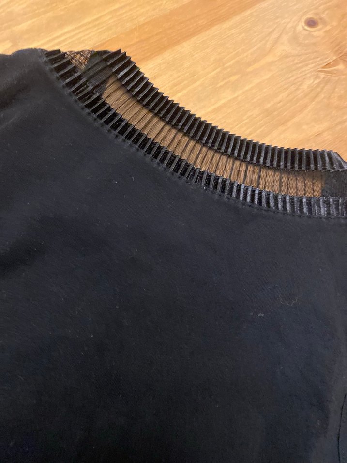 Siyah yaka detaylı Kolsuz Bluz - Görsel 2