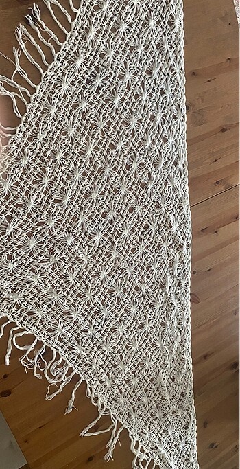 Beden Vintage şal üçgen olup alt kenarı 200 cm ksa kenarları 120 cm el