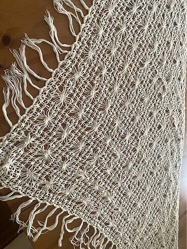 Beden beyaz Renk Vintage şal üçgen olup alt kenarı 200 cm ksa kenarları 120 cm el