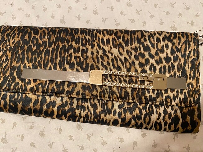 Guess Guess saten leopar clutch çanta