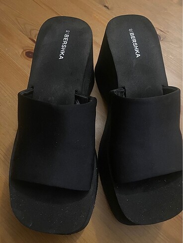 Bershka 40 numara siyah terlik