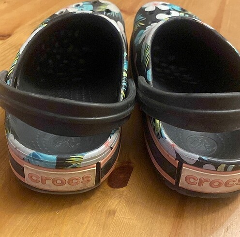 Crocs 38 numara Crocs çiçek desenli terlik
