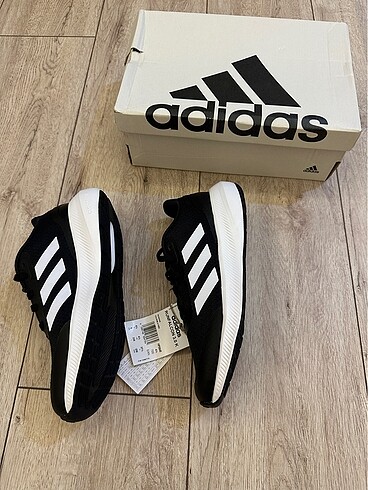 37,5 Beden Adidas spor ayakkabı