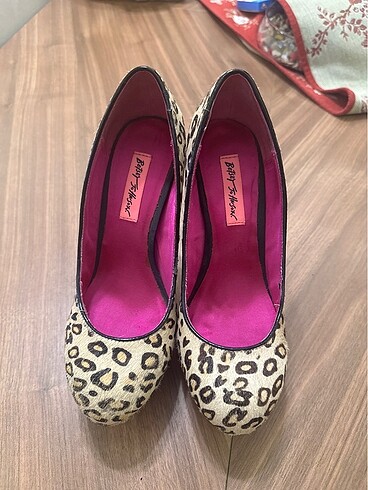 Betsey johnson giyilmiş