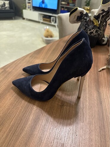 37 Beden Stiletto giyilmiş